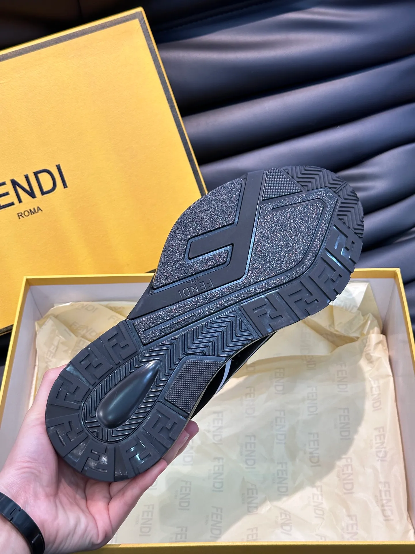 Men's shoes 💰p560 "Fend*" new men's casual sports shoes, equipped with elastic straps, side zippers, and corrugated soles engraved with F. Embossed Fendi Flow lettering on the heel. Made of technical fabric and a mix of blue and suede. Decorated with Lycra® details. FF graphic tongue. Ultra-light and wear-resistant EVA sole. Size: 38-44